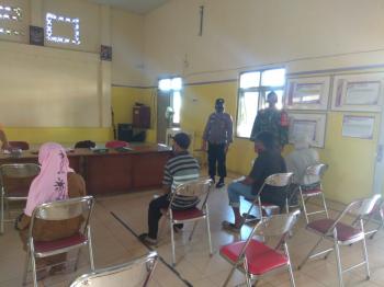 Anggota Koramil 02/ Watumalang Lakukan Giat Pengamanan Pencairan BST